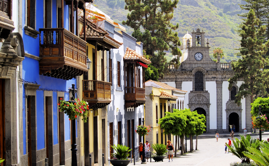 A scene from Gran Canaria - you see colourful buildings and a really historic street