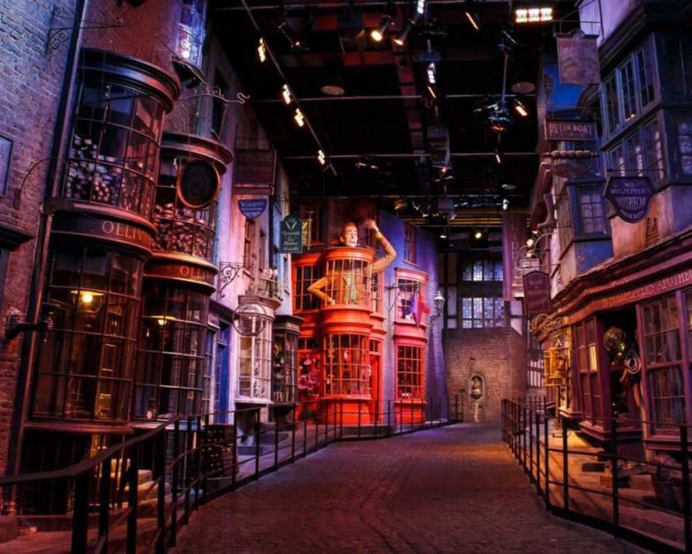 This image has an empty alt attribute; its file name is Harry-Potter-Studio-2.jpg